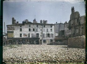 Image représentant France, Verdun, Ruines de la rue Mazel et la rue du St Esprit - magasins ouverts