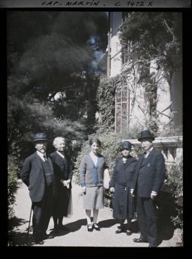 Image représentant Raoul Allier, son épouse Pauline et leur fille Idelette, et Henri Capitant et son épouse Alice devant la villa Miramar