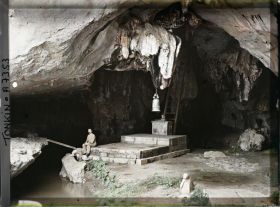 Image représentant Un occidental assis à l'entrée de la petite grotte des Rochers de Ky-lu'a