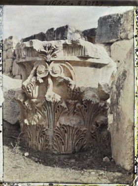 Image représentant Chapiteau corinthien à terre, provenant du péristyle (méridional ?) du sanctuaire du Temple de Jupiter Héliopolitain