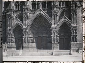 Image représentant France, Amiens, Les trois porches de la façade principale