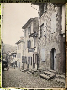 Image représentant France , St Jean-Pied de Port, Vieilles Maisons : celle du 1er plan date de 1649