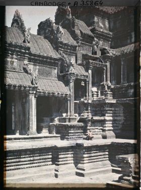 Image représentant Une aile ascendante du préau cruciforme, réalisant la liaison entre la galerie du premier niveau et celle du deuxième