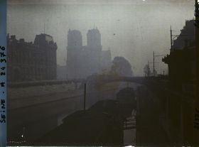 Image représentant La cathédrale de Notre-Dame dans le brouillard