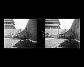 Image représentant Zhengyangmen ("porte Face au Midi"), appelée aussi Qianmen ("porte Antérieure"). L'angle nord-est du bastion (wengcheng)