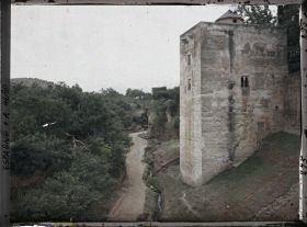 Image représentant Tour de las Infantas depuis la tour de la Cautiva sur le chemin de ronde menant de l'Alhambra au GeneralifeTour des Infantes en direction du Generalife