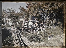 Image représentant Ecolières à l'étude du dessin d'après nature