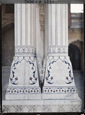 Image représentant Le décor floral de la base des doubles colonnes de la salle des audiences privées (Diwan-i-Khas) dans le fort Rouge (Lal Qila)