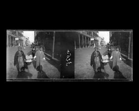 Image représentant Jeune vendeurs ambulants dans la rue principale