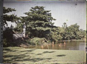 Image représentant Des enfants à la baignade, dans un étang partiellement recouvert de liseron d'eau