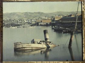 Image représentant Vue sur les entrepôts, navires chalutiers, barques et voiliers du port