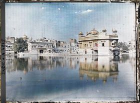 Image représentant Le temple d'or se reflétant dans le la de l'Immortalité (Amrita Sagar)