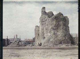 Image représentant Belgique, Nieuport, Ruines, Tour des Templiers, dans le fond, l'Eglise