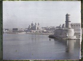 Image représentant La cathédrale Sainte-Marie-Majeure et la tour du fanal du fort Saint-Jean, vue prise depuis le vieux port pointe rouge