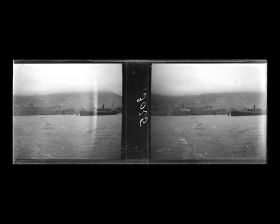 Image représentant Un cargo mixte dans la baie de Victoria Harbour, au fond, les immeubles de la ville de Victoria