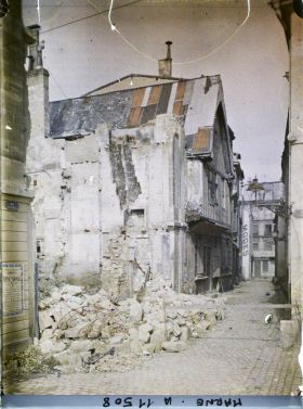 Image représentant Maisons de type moyenâgeux en ruine rue de Nanteuil