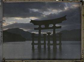 Image représentant Le torii marin de l'Isukushima-jinja au crépuscule