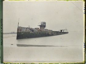 Image représentant Belgique, Zeebrugge, Le "Thétis" que l'on découpe au chalumeau