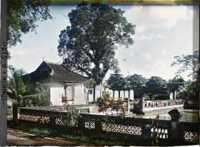 Image représentant Un angle du bassin Thien-quang-tinh (" Puits où se reflète l'éclat pur du ciel "), dans la troisième cour du temple confucéen de la " Culture littéraire ", dans le quartier de la Citadelle (route de Sinh-tu)