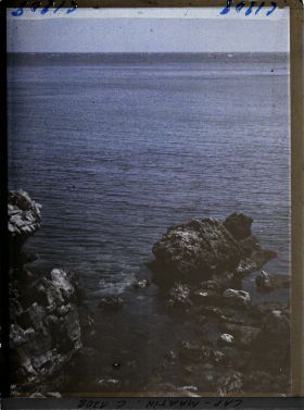 Image représentant Paysage de rivage rocheux vu en surplomb