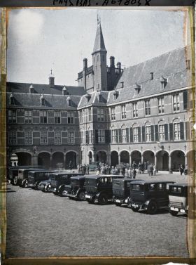 Image représentant La cour du Binnenhof, l'aile abritant la Salle des Chevaliers