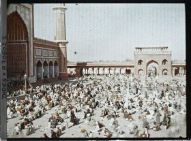 Image représentant La prière du vendredi dans la cour de la Grande Mosquée (Jama Masjid)