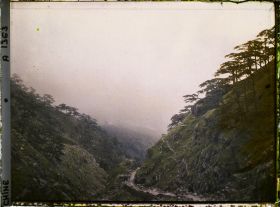 Image représentant Duisongshan (" montagne Face aux Pins "), également appelée Wansongshan (" montagne aux Dix Mille Pins ")