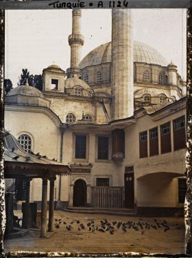 Image représentant L'Eyüp Sultan Camii ("mosquée d'Eyoub") et sa cour extérieure