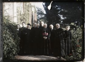 Image représentant Monseigneur Ricard, évêque de Nice, entouré de membres de l'Institut catholique