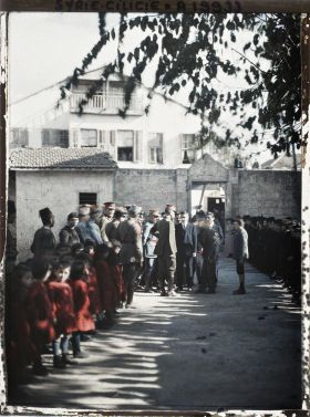Image représentant Visite d'une école arménienne par le général Gouraud