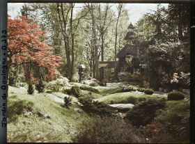 Image représentant Érable rougeoyant et rivière sèche au cœur du " village japonais " vus en direction du jardin anglais