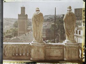 Image représentant Vue sur le minaret d'El Haouari, prise depuis le parvis de l'église Saint Louis