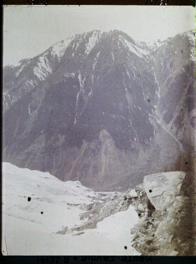 Image représentant France Les Alpes, Glacier des Bossons : Rive droite du Glacier des Bossons, moraine de Glacier, au fond, l'Aiguillette