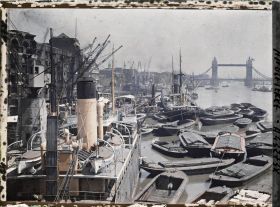 Image représentant Les docks vus du pont de Londres, au fond le Tower Bridge