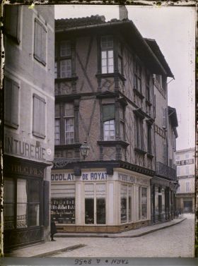 Image représentant La maison Enjalbert abritant la patisserie J. Médar à l'angle de rue Timbal et de la rue des pénitents