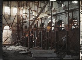 Image représentant Vieille mosquée en démolition, croix peintes en rouge