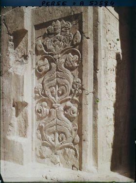 Image représentant Pilastre sculpté de la grande grotte, détail d'un rinceau de fleurs et de feuilles d'acanthe