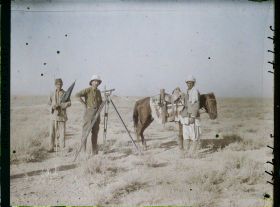 Image représentant Afghanistan, à 5 K ouest de Chadjoui, M. Sassey a l'instrument et Cavalier de Garde