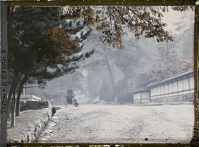 Image représentant Temple Nanzen-ji : mur d'enceinte du Tenju-an (à droite) et Jinrikisha (pousse-pousse) à l'arrêt dans une allée