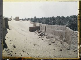 Image représentant Constructions protégeant l'oasis de l'ensablement