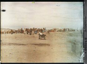 Image représentant Spectateurs et chevaux sur la grande place du marché