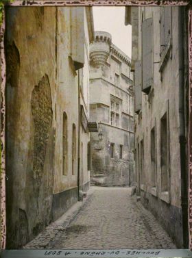Image représentant Le mur à poivrière de l'hôtel Laval-Castellane dans lequel est installé le Museon Arlaten, rue Frédéric Mistral