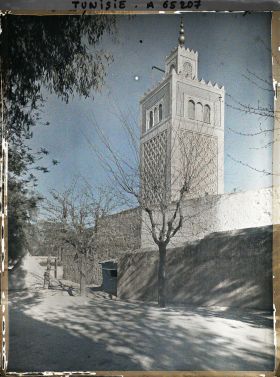 Image représentant Le mur d'enceinte nord et le minaret de la mosquée de la casbah dans la médina