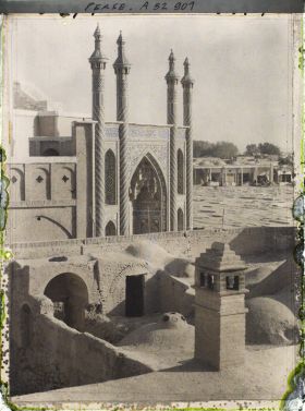 Image représentant Une des portes du sanctuaire de Fatima Masoumeh