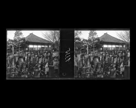 Image représentant Stèles funéraires et temple (?) dans un cimetière