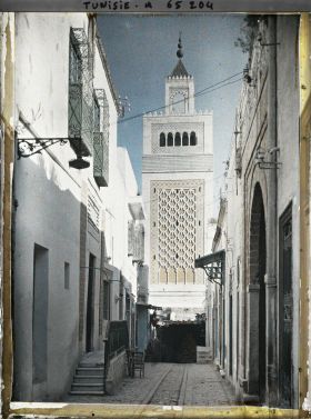 Image représentant La rue Sidi-ben-Arous dominée par le minaret de la Grande Mosquée dans la médina