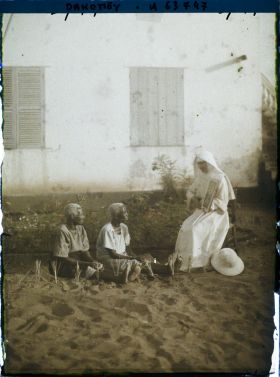 Image représentant Une sœur enseignant la religion à deux vieilles femmes