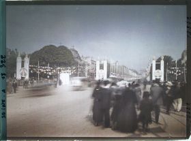 Image représentant L'avenue des Champs-Elysées décorée pour les fêtes de la Victoire des 13 et 14 juillet 1919