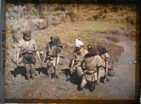 Image représentant Des pêcheuses de crustacés d'eau douce