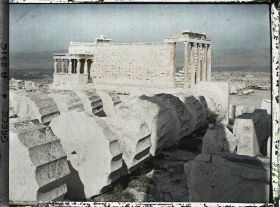 Image représentant Sur l'Acropole, vestiges de colonnes et l'Erechtheion, côté sud